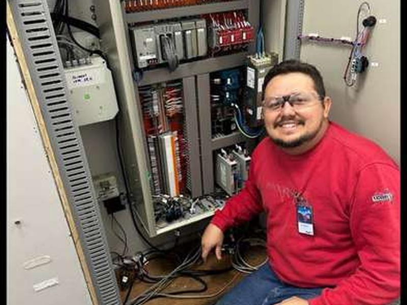 Técnico da JIM Engenharia trabalhando em painel elétrico