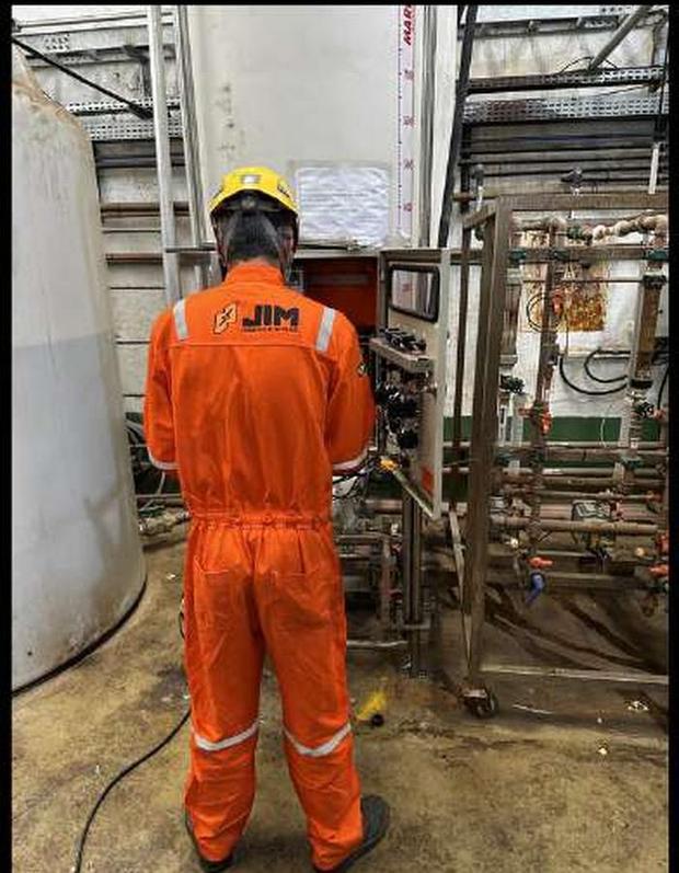 Técnico da JIM Engenharia em planta industrial
